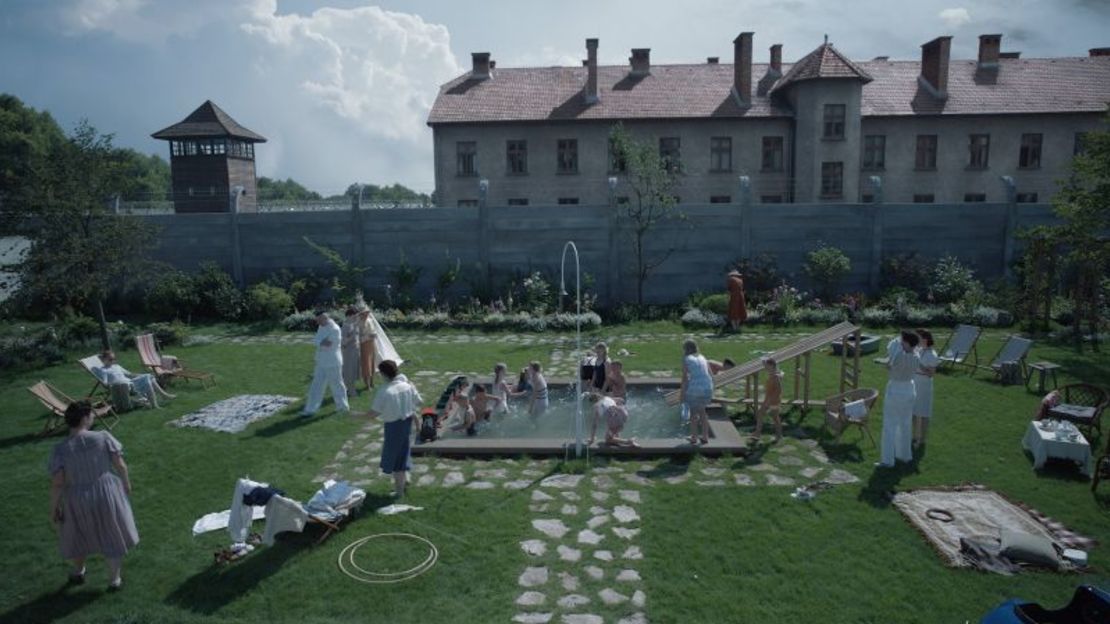 "La zona de interés", nominada al Oscar, se centra en el comandante nazi Rudolf Höss y su familia. Justo al otro lado de su pintoresco jardín se encuentra el campo de concentración de Auschwitz. Cortesía de A24