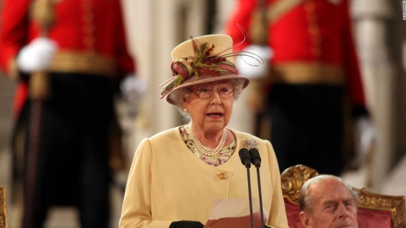 En 2012 la Torre Stephen, que alberga la gran campana, fue renombrada Torre Isabel, en honor a la reina Isabel II de Inglaterra.