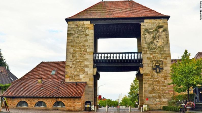 La Puerta del Vino en Schweigen — En la ciudad de Schweigen, en el extremo sur de la ruta Weinstrasse, Brückel erigió una "Puerta del Vino". La puerta aún tiene grafiti que fue pintado cuando las fuerzas estadounidenses ocuparon la zona al final de la Segunda Guerra Mundial.
