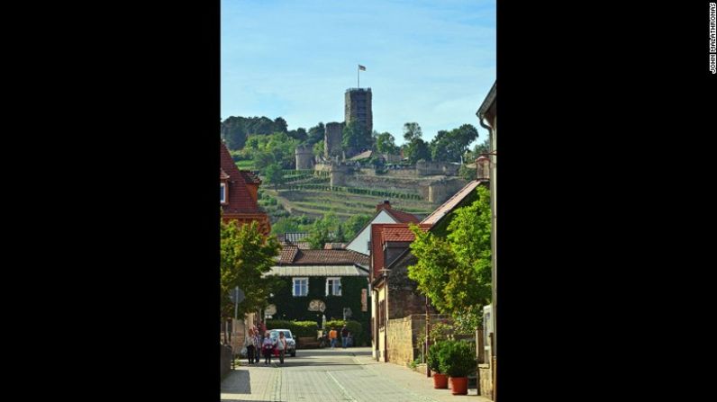 Pueblo de Deidesheim — Burckel concibió la ruta Weinstrasse como una forma de promover el vino alemán en un momento en el que el excedente de vino estaba impactando drásticamente los precios. Esto funcionó. Actualmente, la ruta aún serpentea a través de los mismos pueblos bien cuidados, como el llamativo y pintoresco pueblo de Deidesheim.