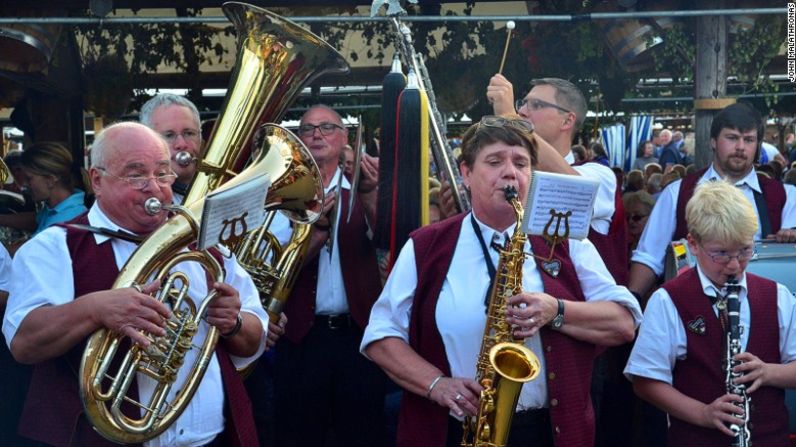 Música para beber — En septiembre, la pequeña ciudad de Bad Durkheim lleva a cabo un evento anual Oktoberfest para celebrar los vinos locales. Según se afirma, es el mayor festival de vinos del mundo, con 600.000 visitantes cada año.