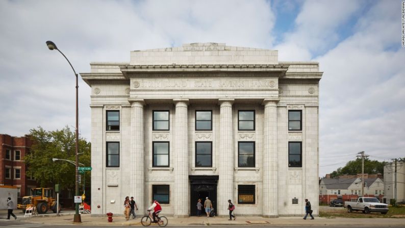 Originalmente, se había dispuesto demoler el Stony Island Trust & Savings Bank, diseñado en 1923, pero fue comprado por el artista Theaster Gates por 1 dólar en su esfuerzo por reconstruirlo.