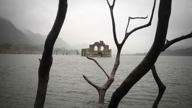 Los niveles de agua de un embalse en México han disminuido para revelar los restos de una antigua iglesia: el Templo de Santiago, también conocido como el Templo de Quechula.