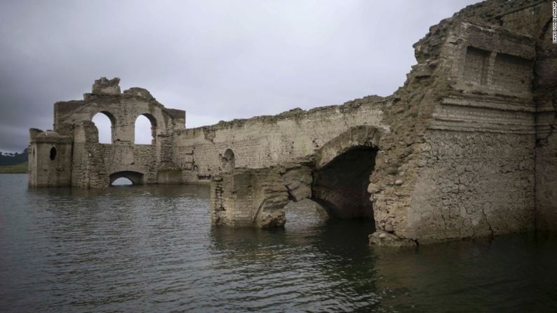 Esta es la segunda ocasión en la que los niveles de agua de la presa han revelado el templo desde que fue sumergido en 1966. En el 2002, los niveles del agua cayeron tan bajo que los visitantes podían caminar fácilmente dentro de la iglesia.