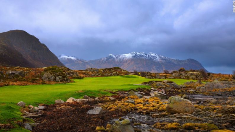 La página web de Lofoten Links dice que "el sol puede ser tu compañero las 24 horas del día". Este es el único campo de golf de 18 hoyos en el mundo que ofrece esto durante dos meses del año.