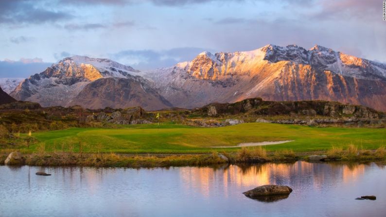 Los golfistas también pueden ver las grandes bandadas de aves migratorias, tales como los ánsares piquicortos y ánsares comunes que vuelan cerca del campo.