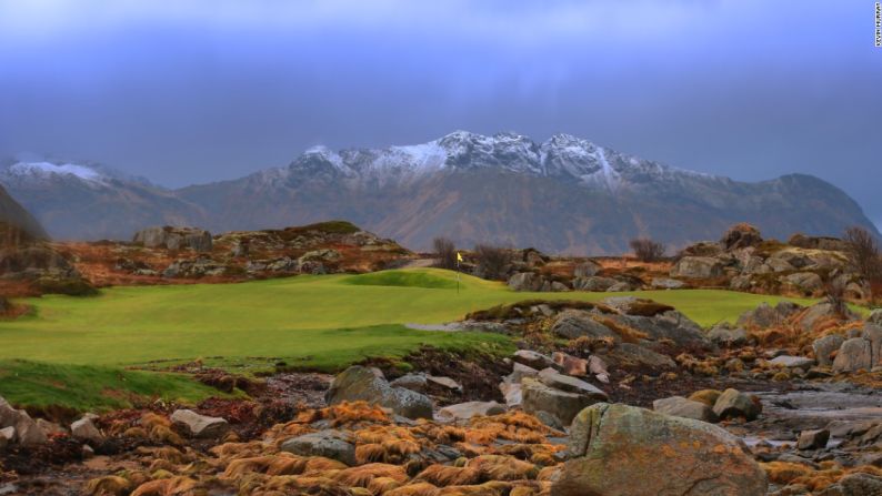 Ubicado a casi 160 kilómetros dentro del círculo polar ártico, Lofoten Links, Noruega, permite que los golfistas jueguen las 24 horas del día, los 7 días de la semana durante dos meses del año.