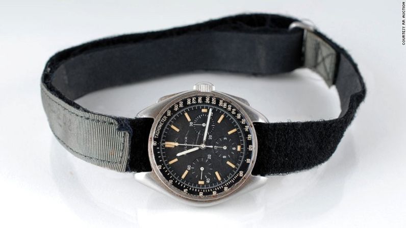 La NASA le dio a todos los astronautas de la misión Apolo relojes Omega Speedmaster. Estos son considerados propiedad del gobierno.