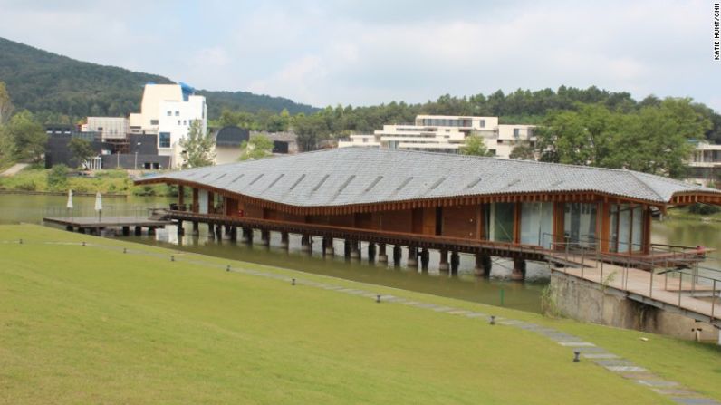 Waterside Pavillion – El arquitecto mexicano Alberto Kalach diseñó el Waterside Pavilion. Principalmente está hecho de madera, con un tejado ondulante.