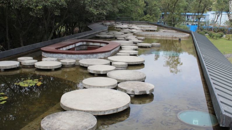 Entrada secreta – Bloques de concreto funcionan como el camino que conduce a los visitantes a una caja de escalera en espiral oculta que los lleva a la casa de Pond Lily.