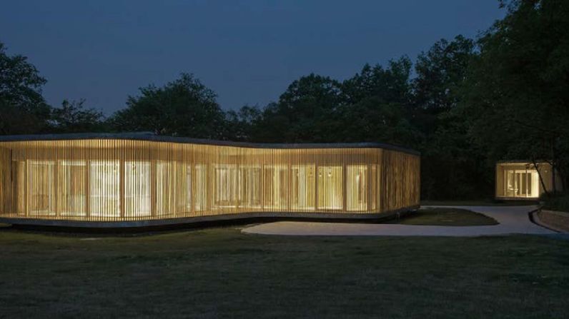 Fo-Shou – Con su muro perimetral de bambú, esta casa a cargo de los arquitectos españoles Luis M. Mansilla y Emilia Tunan está diseñada para que sientas que estás afuera en el bosque cuando en realidad te encuentras dentro.