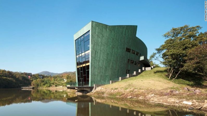 The Boathouse – El sitio de 46 hectáreas alberga 20 edificios diseñados por arquitectos chinos e internacionales. Los arquitectos finlandeses Matti y Pirjo Sanaksenaho diseñaron The Boathouse, que da a una laguna.