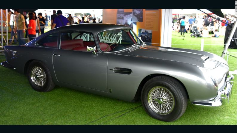 Aston Martin DB5 - El DB5 luxury grand tourer (gran turismo de lujo) fue diseñado por el carrocero italiano Carrozzeria Touring Superleggera y fue el agente 007 el que lo hizo icónico en las películas de James Bond. Solo fueron fabricadas un poco más de 1.000 unidades entre 1963 y 1965, y fueron enviadas con un alto nivel de equipamiento como se esperaba del lujoso 2+2 GT.