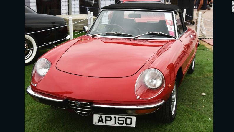 Alfa Romeo Spider - El Alfa Romeo Spider era un biplaza descapotable italiano, producido durante casi tres décadas, el cual fue el último Alfa Romeo de tracción trasera durante casi 15 años. El Spider fue diseñado por la famosa firma italiana Pininfarina y fue lanzado en el Salón del Automóvil de Ginebra número 36, en marzo de 1966. El auto se hizo famoso en la película de 1967, El graduado, e incluso recibió una edición especial en Estados Unidos en la década de 1980.