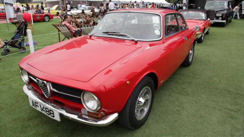 Alfa Romeo GT 1600 Junior – Fue diseñado por un joven Giorgetto Giugario para Bertone como uno de sus primeros proyectos importantes para la compañía italiana, y el diseño original fue considerado innovador. Introducido en 1972, el GT Junior solamente pesaba 930kg y a menudo se levanta la rueda trasera interior cuando es conducido con mucho 'entusiasmo'.