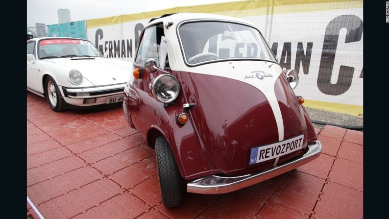 1957 BMW Isetta 300 - El micro auto italiano se convirtió en parte de la familia BMW, después de que la marca alemana rediseñara tanto el auto que ninguno de los repuestos era intercambiable con el Iso Isetta original. En la foto en forma de 300, solamente un poco más de 160.000 unidades fueron fabricadas entre 1956 y 1962. Su motor es de 298cc, por consiguiente, el auto alcanzaba su máxima velocidad a los 85 km/h.