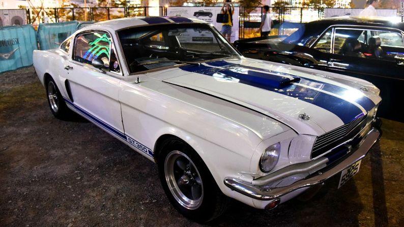 Shelby Mustang GT 350 - Una variante de mayor rendimiento del Ford Mustang, construido originalmente por Shelby desde 1965 hasta 1968, antes de que la producción fuera sustituida por Ford hasta 1970. La famosa placa de identificación fue revivida una vez más en 2007 para los nuevos autos Mustang de alto rendimiento.