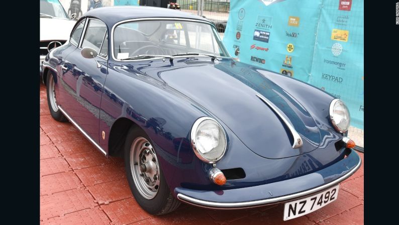 Porsche 356 Carrera 2 – El primer automóvil de producción del famoso fabricante de autos deportivos, Porsche. La producción comenzó originalmente en Gmund, Austria en 1948, antes de mudarse a Zuffenhausen, Alemania, donde se fabricaron 76.000 vehículos hasta abril de 1965, dos años después de que lo reemplazara el icónico 911. Ligero y ágil, el 356 también compartía el motor trasero del 911 y el diseño de tracción trasera que fue visto por primera vez en el Escarabajo VW.