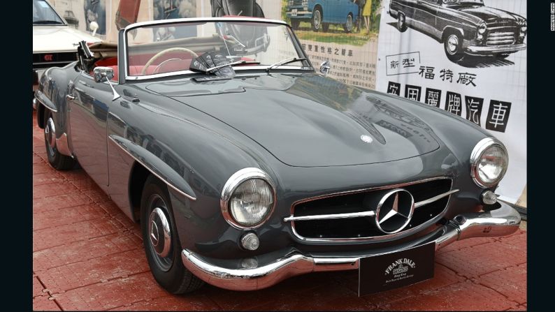 Mercedes 190SL - En comparación con el exclusivo 300SL, el 190SL ofreció una alternativa mucho más asequible mientras que compartía lo básico del estilo, detalles de diseño e ingeniería de su hermano más avanzado.