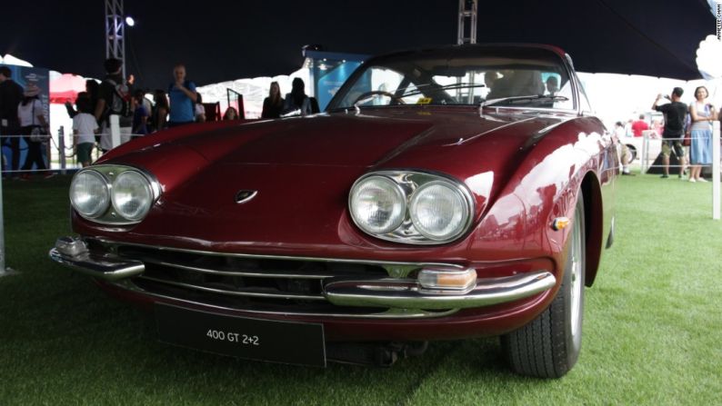 Lamborghini 400 GT 2+2 – Diseñado por Carrozzeria Touring, el 400 GT 2+2 se presentó por primera vez al público en el Salón del Automóvil de Ginebra de 1966. Su forma más grande de carrocería, la línea diferente del techo y los cambios menores en las hojas de metal permitieron que se instalaran los +2 asientos. Se fabricaron 224 unidades del 2+2, una de las cuales le pertenecía a Sir Paul McCartney en el mismo color.