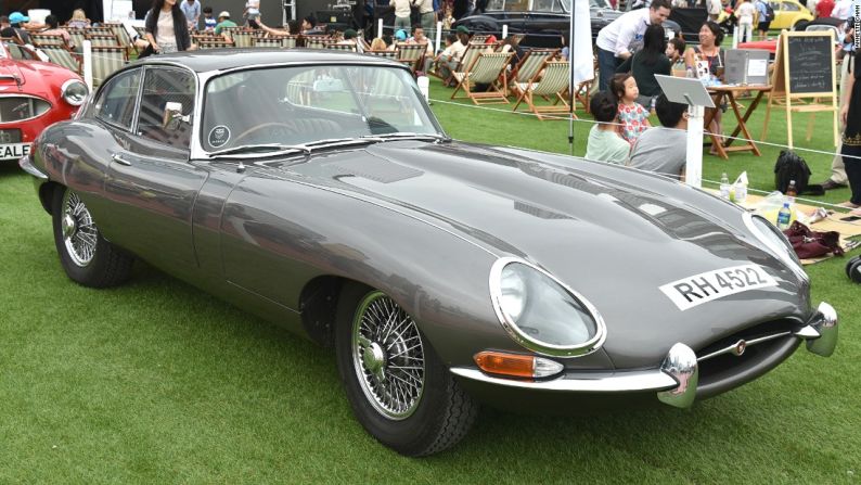 Jaguar E Type 4.2 – El fundador de Ferrari, Enzo Ferrari, se refirió a él como 'el auto más bello que se haya hecho en la historia'. El E-Type poseía tanto estilo como rendimiento. La capacidad de llegar a 96,56 km/h en siete segundos y alcanzar una velocidad máxima de 241 km/h en la década de 1960 fue una hazaña asombrosa. Tan solo 1.942 unidades del 1.5 series FHC (Fixed Head Coupé como el anterior) se produjeron entre 1967 y 1968 con dos cambios en la serie que fueron provocados por los requisitos de la legislación de seguridad estadounidense.