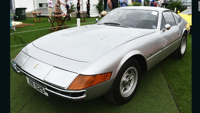 Ferrari 365 GT4 'Daytona' - El Ferrari "Daytona" recibió este nombre extraoficial de los medios de comunicación –no de la misma compañía Ferrari– en conmemoración por ocupar las tres primeras posiciones en la carrera de 24 Horas de Daytona en 1967, en el 330 P3/4, un 330 P4 y un 412P. Según se dice, Leonardo Fioravanti diseñó el auto en tan solo siete días y originalmente contaba con focos delanteros detrás de cubiertas de acrílico hasta que se le adaptaron focos delanteros que emergían, a fin de cumplir con las regulaciones estadounidenses. El auto también fue famoso por haber sido utilizado en las dos primeras temporadas de Miami Vice, antes de ser reemplazado por el Testarossa.