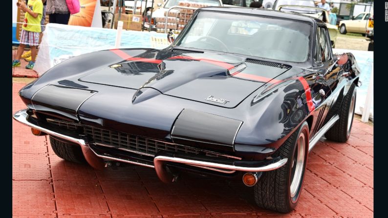 Corvette Stingray C2 – El Stingray fue la segunda generación del Chevrolet Corvette y fue fabricado entre 1963 y 1967; fue la primera producción del Corvette coupé de estilo fastback futurista con una ventana trasera dividida. Este fue un elemento de diseño inusual para su época, pero uno que dejaría una impresión duradera y que demostró ser el ejemplo más popular entre los coleccionistas.