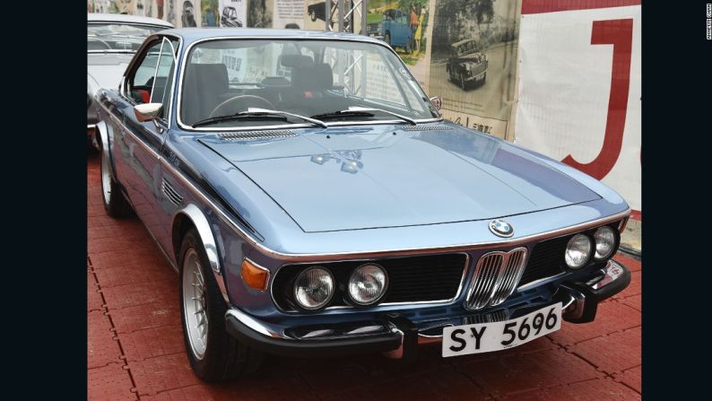 BMW 1973 CSi - La serie E9 CSi de 3.0 litros es un coupé con puertas fabricado por Karmann y fue desarrollado a partir del BMW 200 CS Coupé. El auto fue famoso engendrar el CSL de 3.0 litros (Coupé Sport Ligero), una homologación especial para permitir que BMW participara en el Campeonato Europeo de Turismos. La versión final del CSL fue equipada con un paquete aerodinámico agresivo, el cual le otorgó el apodo de "Batimóvil". Solo 207 unidades del CSi RHD de 3.0 litros fueron fabricadas desde 1973 hasta 1975, y esta es una de ellas.