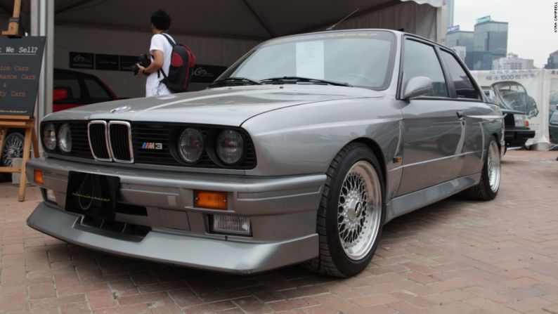 BMW E30 M3 - Un clásico moderno, el primer BMW M3 fue construido para el Grupo A Touring Car Racing, pero continuó compitiendo para ganar numerosas disciplinas de carreras, lo que consolidó a BMW M –los maestros internos de la afinación de BMW– como uno de los grandes fabricantes de autos deportivos. El M3 fue producido desde 1985 hasta 1992, con el volante a la izquierda de fábrica, y ha sido elogiado como uno de los autos más grandiosos para conductores de todos los tiempos.