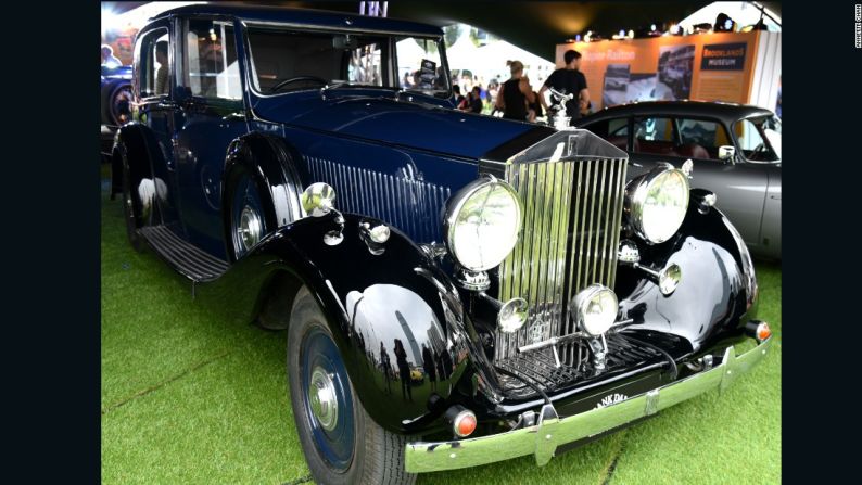 Rolls Royce Phantom II – Es el tercero y último de los modelos de 40/50 hp de Rolls-Royce, el cual reemplazó al Phantom I en 1929 y se construyó hasta 1936. Solo el chasis y las partes mecánicas eran construidas por Rolls-Royce, la carrocería era fabricada e instalada por carroceros especializados elegidos por el propietario. Algunos fueron Park Ward, Thrupp y Maberly, Mulliner, Henley y Hooper.