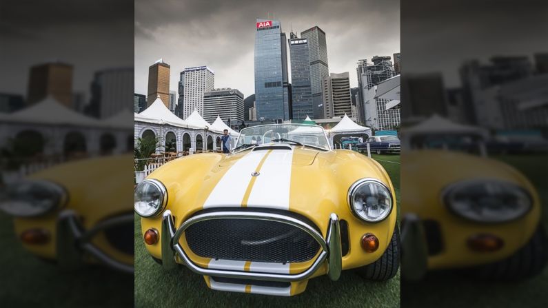 AC Cobra / Shelby Cobra – Con base en el biplaza descapotable AC Ace, American Carroll Shelby le preguntó a la marca británica si podían modificar el auto a fin de adaptarle un motor V8. Ellos estuvieron de acuerdo, y después de ser rechazado por Chevrolet, Shelby hizo un acuerdo con Ford y los primeros autos MkI se produjeron entre 1962 y 1963. El auto tuvo un gran éxito en el automovilismo y ayudó a colocar a los autos estadounidenses de alto desempeño en el mapa, lo que demostró que colocar un gran motor V8 dentro de un pequeño y ligero chasis europeo, tuvo su mérito.