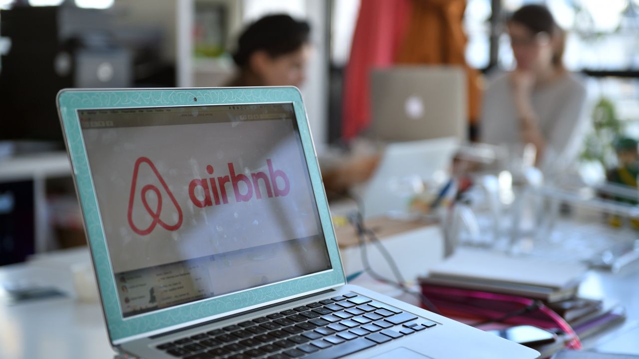 La compañía de reservas de alojamiento en línea, Airbnb, causó polémica por un anuncio sobre los impuestos en San Francisco.