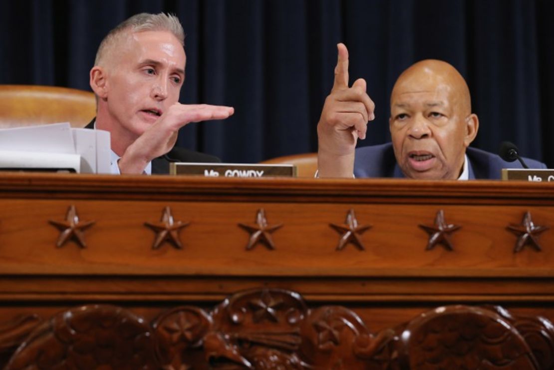 El republicano Trey Gowdy (derecha) y el demócrata Elijah Cummings (izquierda) sostuvieron una acalorada discusión sobre qué información debía de conocer el público. (Chip Somodevilla/Getty Images).