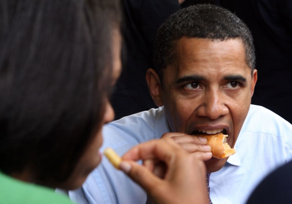 Los Obama comen un cheesesteak y papas fritas en Filadelfia en 2008, cuando Barack era candidato demócrata a la presidencia.