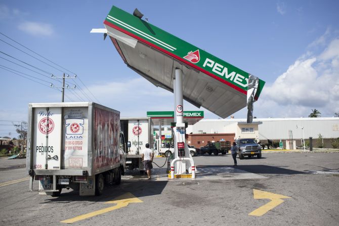 A pesar de algunos daños, esta gasolinería en Melaque, reinició su operación tras el paso del huracán Patricia.