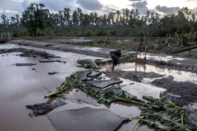 Soldados mexicanos patrullan la comunidad de El Rebalse tras el paso de Patricia.