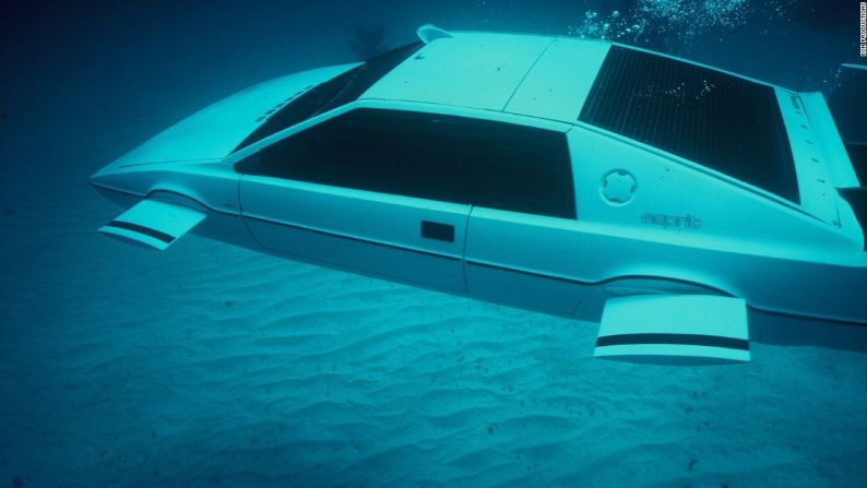Lotus Esprit en ’The Spy Who Loved Me’ (1977) – Con el Lotus Esprit anfíbio, los diseñadores crearon este modelo, el único rival verdadero del DB5. Elon Musk pagó 860.000 de dólares por uno de estos carros en 2013.