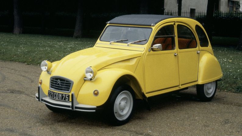 Citroën 2CV en ‘For Your Eyes Only’ (1981) – Este no es el carro más sexy dentro de la escuadra de Bond… y además el ‘tin snail’ también es el auto más lento. Sin embargo, es recordado por protagonizar una de las escenas de persecución más memorables de la saga.