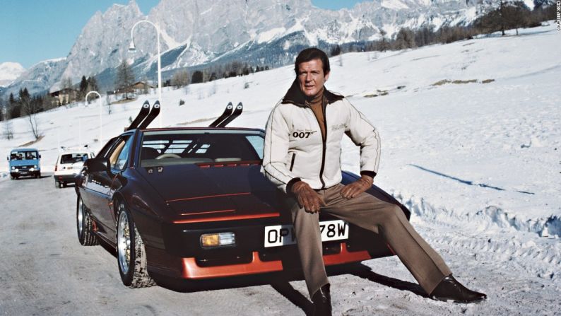 Lotus Esprit Turbo en ‘For Your Eyes Only’ (1981) – Evitando el Citroën, Bond nos deleita con otro fabuloso Lotus en las pistas de esquí de Cortina, Italia. Lamentablemente, el agente encuentra un cuerpo dentro del auto.
