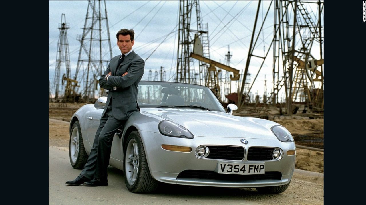 BMW Z8 ‘The World Is Not Enough’ 1999 – Brosnan, acá como Bond, va a ser relacionado toda la vida con BMW, dándole un aire un tanto ‘yuppie’.