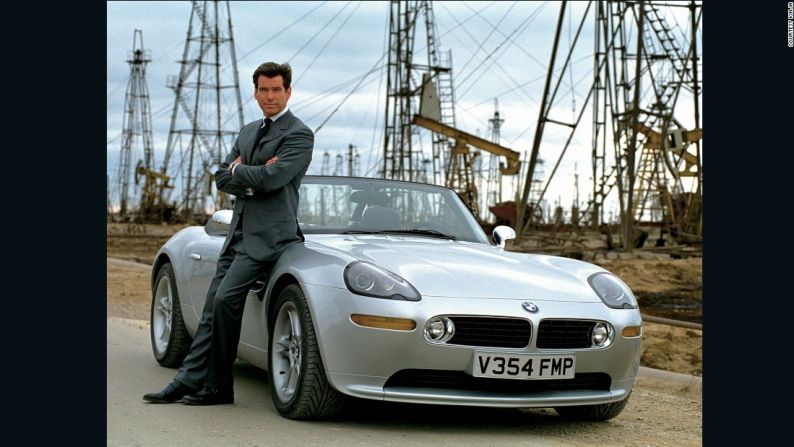 BMW Z8 ‘The World Is Not Enough’ 1999 – Brosnan, acá como Bond, va a ser relacionado toda la vida con BMW, dándole un aire un tanto ‘yuppie’.