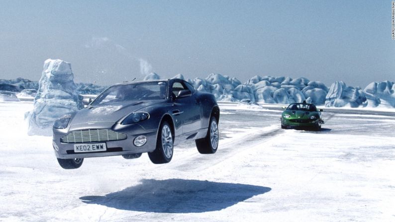 Aston Martin Vanquish ‘Die Another Day’ 2002 – Esta cinta vio una versión moderna de la era Aston Martin, y en Vanquish no decepcionó. El auto fue equipado una carrocería a prueba de balas, misiles buscadores de calor y más.