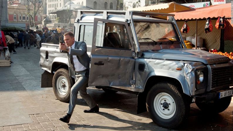 Land Rover Defender ‘Skyfall’ 2012 – Conducido por Miss Monepenny, con Bond como pasajero, el Defender califica dentro de la escuadra Bond por su estatus cultural. Una lástima que Land Rover descontinuara el modelo.