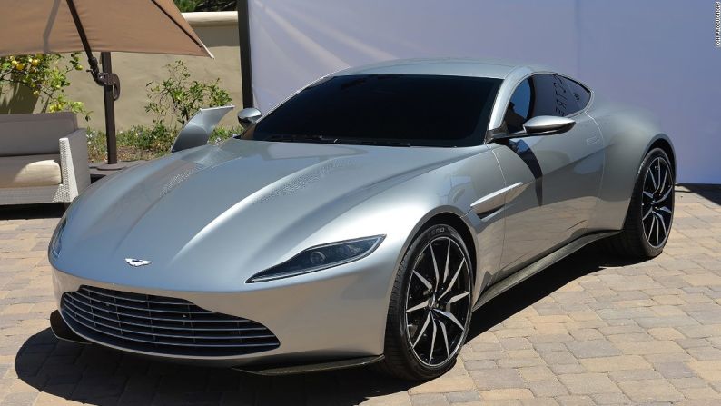 Aston Martin DB10 ‘Spectre’ 2015 – El DB10 representa el futuro de Aston Martin en coches de carretera, y estamos felices que el agente 007 lo ponga a prueba. En la pantalla grande, le lleva una ventaja a otros autos del agente secreto más famoso del mundo.
