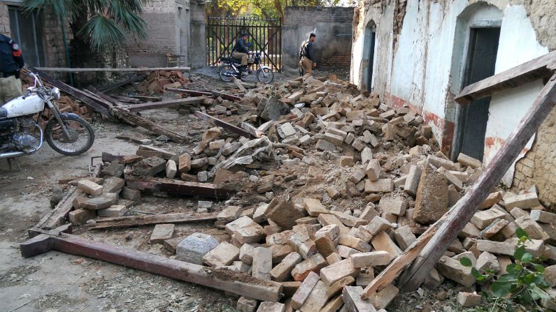 Un policía de Pakistán se observa los escombros de casas destruídas luego del poderoso terremoto que sacudió el sur de Asia el 26 de octubre.