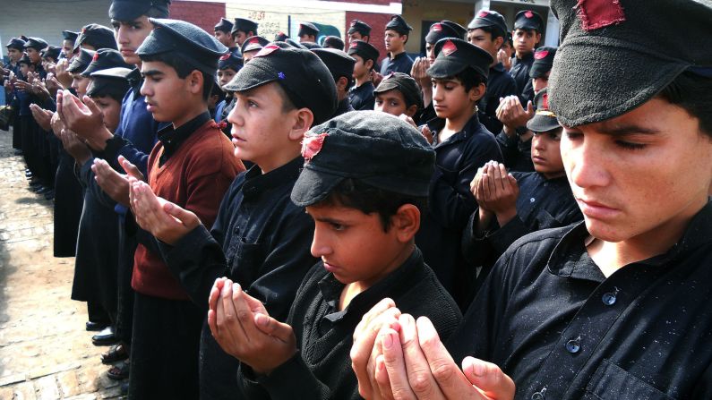 Estudiantes de Pakistán oran por las víctimas en Kohat, que resultaron heridas y quedaron sin hogar por el terremoto que se presentó el lunes 26 de octubre.