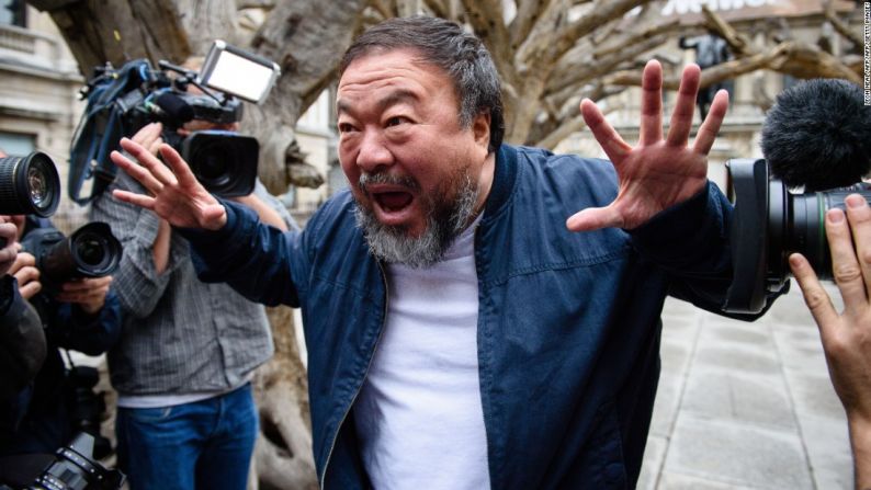 El artista chino Ai Weiwei no puede mantenerse al margen de los titulares. Esta vez, ha abierto un diálogo público en Instagram sobre el rechazo de LEGO en relación a proporcionarle una orden al por mayor de los famosos ladrillos de plástico para su próxima exposición en Australia. Pero los fanáticos de Ai han acudido en su auxilio; muchos de ellos han ofrecido donar sus propias colecciones de legos para ayudarlo a completar el proyecto.