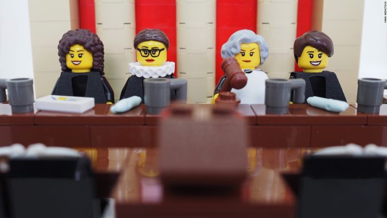 En marzo de 2015, la directora adjunta de MIT News, Maia Weinstock, creó una serie de figuras de LEGO personalizadas de las cuatro mujeres que desde 1981 han fungido como juezas de la Corte Suprema de Justicia de Estados Unidos. De izquierda a derecha: Sonia Sotomayor, Ruth Bader Ginsburg, Sandra Day O'Connor y Elena Kagan.