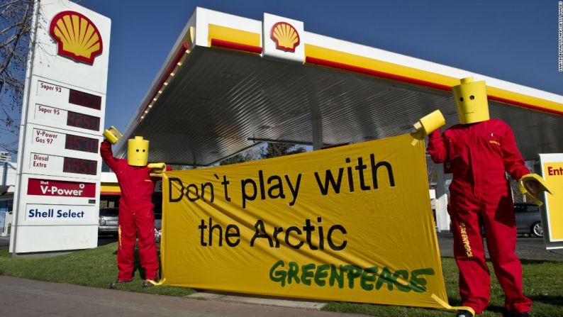 En octubre 2014 se informó de que LEGO no renovaría un contrato promocional con Royal Dutch Shell por la presión del grupo ambientalista Greenpeace. En una declaración emitida por Greenpeace el 9 de octubre de 2014, la organización no gubernamental, dijo: "Después de una campaña de Greenpeace, LEGO publicó una declaración esta mañana para comprometerse a 'no renovar el contrato de copromoción con Shell'". La decisión se produce un mes después de que Shell presentara los planes al gobierno de Estados Unidos en los que mostraba que una vez más se estaba preparando para hacer perforaciones en el ártico que se estaba derritiendo, al año siguiente. LEGO no confirmó ninguna fecha de finalización del contrato y dijo lo siguiente en otro comunicado: "Creemos firmemente que Greenpeace debería tener una conversación directa con Shell". La marca LEGO, y todo el que disfruta el juego creativo, nunca debería haberse convertido en parte de la disputa de Greenpeace con Shell.