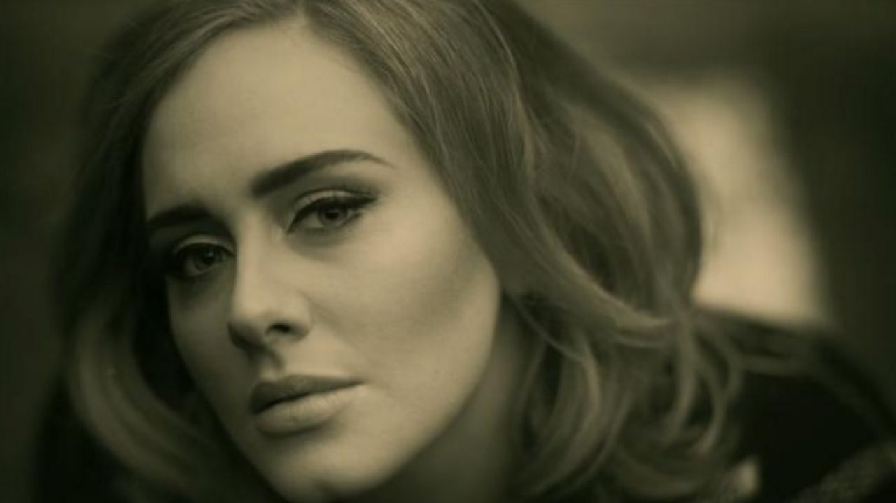 Adele en el video de la canción 'Hello'.
